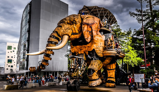 Le Grand Éléphant des Machines de l’Île à Nantes, symbole de créativité et d'innovation, illustrant la présence de ContentSEO, agence SEO à Nantes.